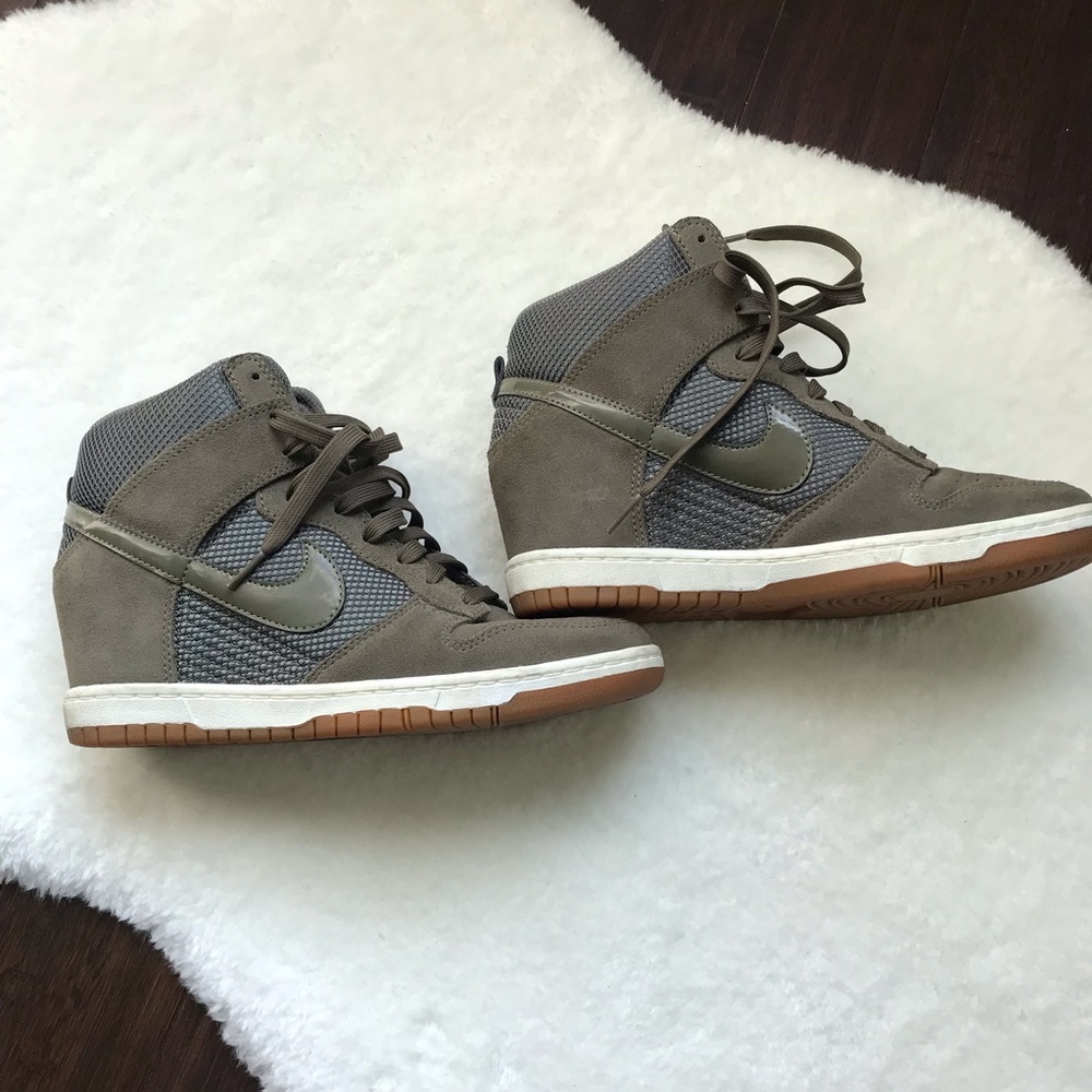 Nike Sky Hi Dunk Wedge Sneaker in Olive size 9